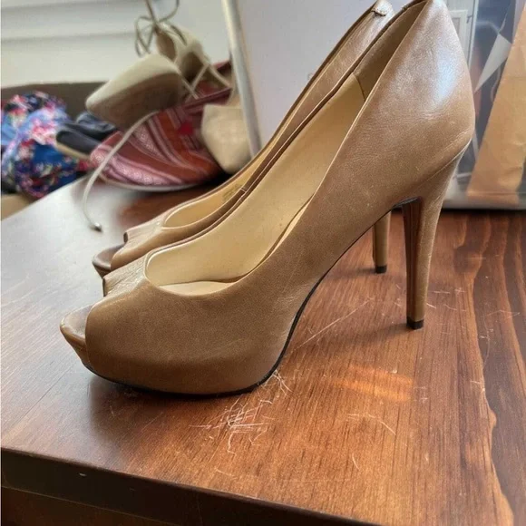 Guess - Picture 2 of 2